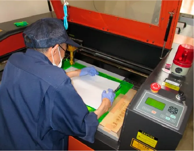 レーザー加工機を操作する作業員