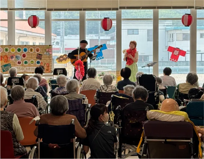 イベントで歌と演奏を楽しむ施設利用者たち