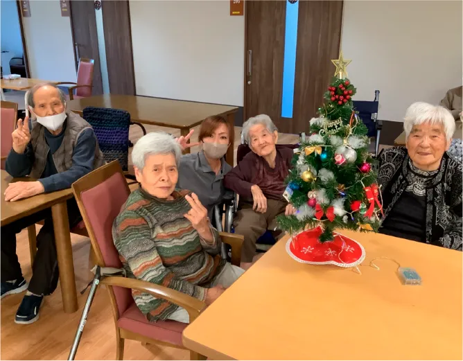 クリスマスツリーを囲む利用者のみなさん