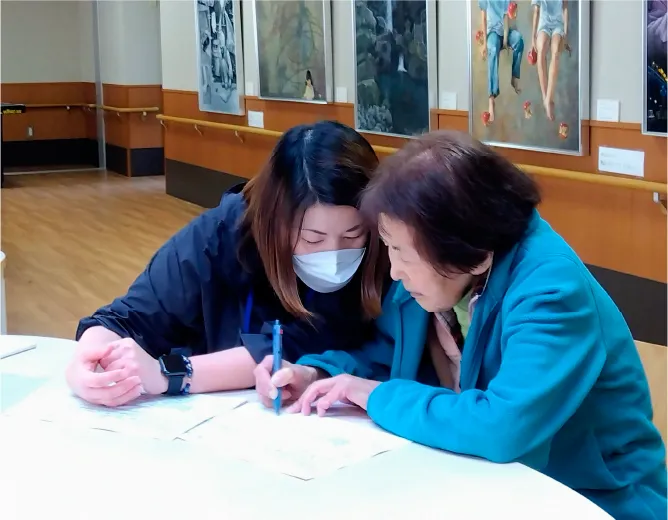 スタッフが利用者をサポートする様子