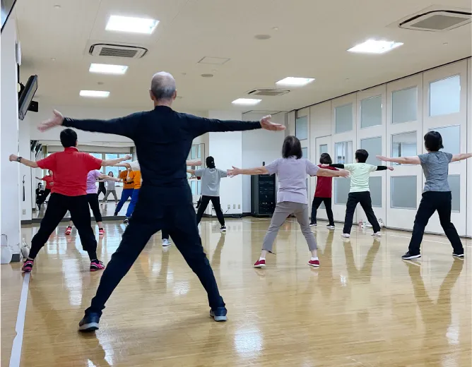 運動教室で体操をする人々