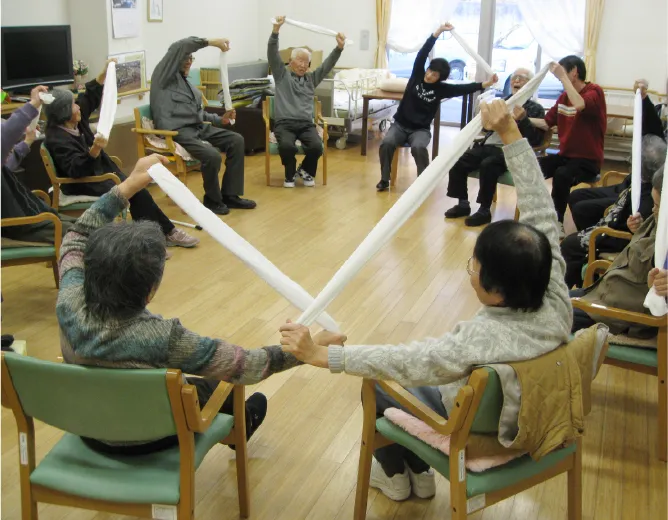 椅子に座って体操をする高齢者たちのグループの様子