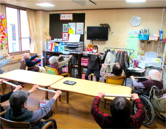 高齢者がデイサービスで体操をしている様子