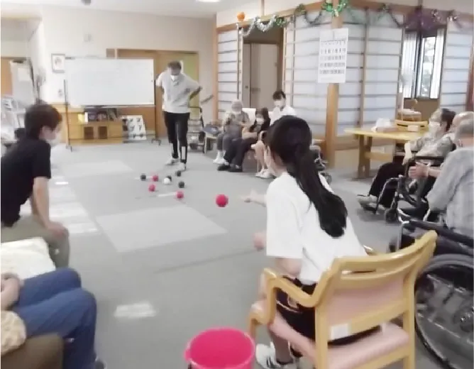 室内でレクリエーションを楽しむ様子