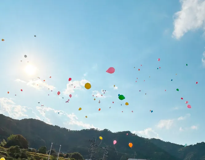 青空と色とりどりの風船
