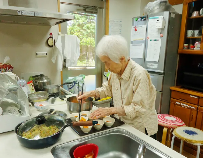 調理をする高齢女性