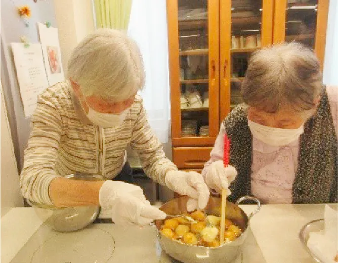 利用者が調理をする様子