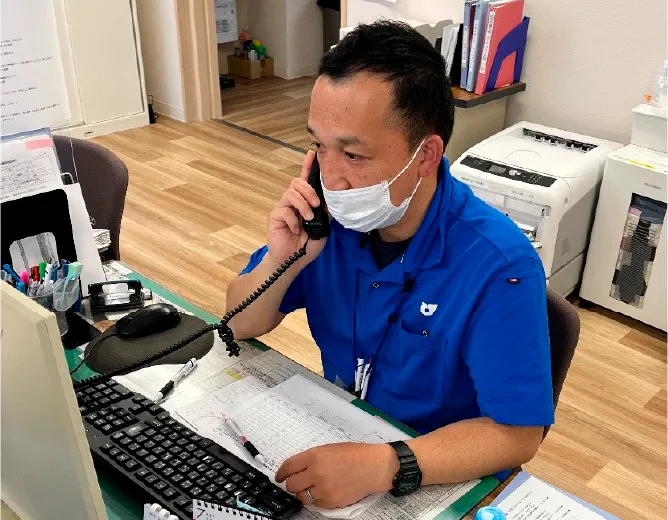 電話対応する介護スタッフ