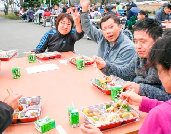 屋外で食事を楽しむ利用者の皆さん