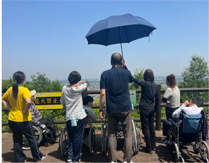 みんなで景色を眺めている様子