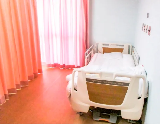 個室のベッドとカーテン