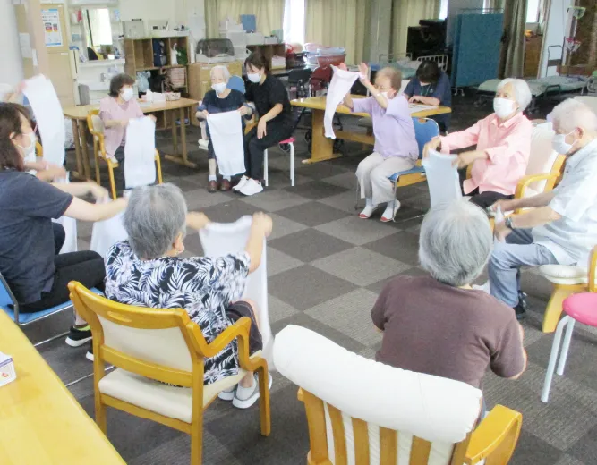 高齢者が輪になって体操をしている様子
