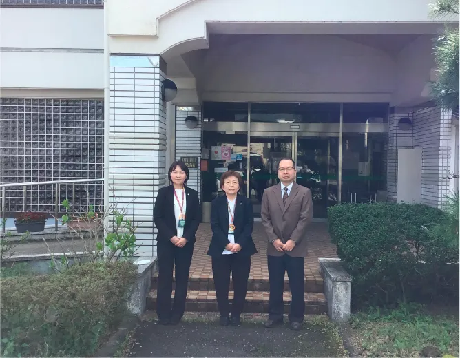 施設玄関前に並ぶ職員