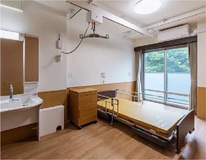 明るく清潔な介護施設の個室