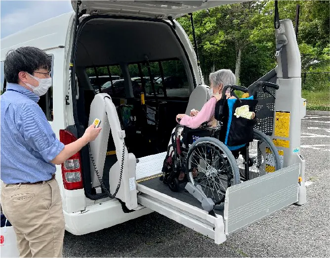 車椅子の方がリフト付き送迎車に乗車する様子