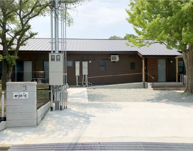 施設玄関の外観