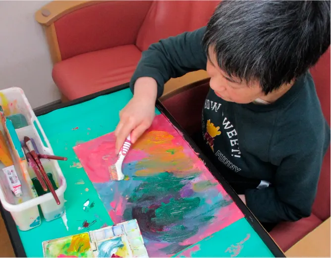 絵を描く利用者