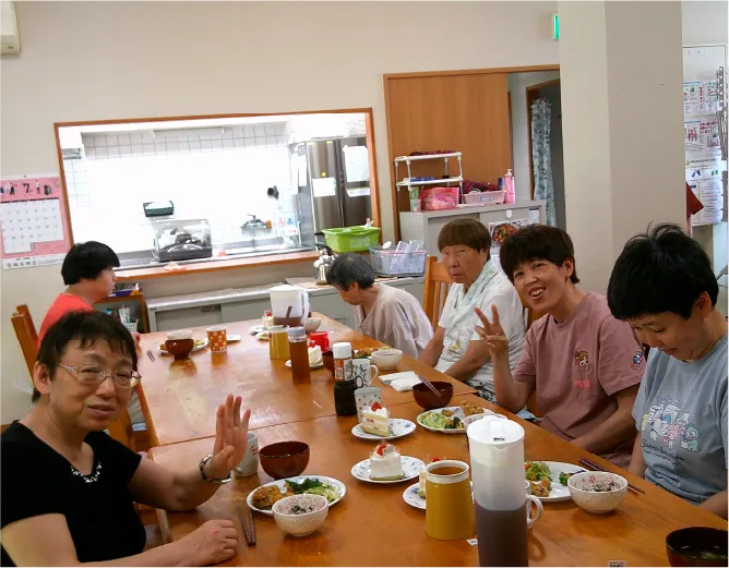 食堂で食事を楽しむ利用者たち