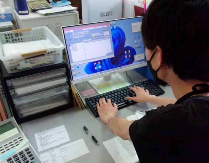 パソコンで相談業務をする職員