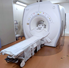 写真：MRI（磁気共鳴断層撮影装置）