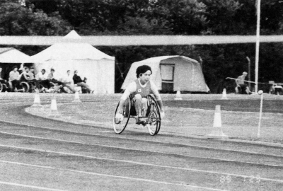 ストークマンデビル大会 10,000m走競技に出場し、銅メダルを獲得した石谷まさ子選手写真 ストークマンデビル大会 10,000m走競技に出場し、銅メダルを獲得した石谷まさ子選手