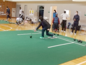 東京パラリンピック開催記念ローンボウルズ交流大会兼体験会（講座含む）の様子